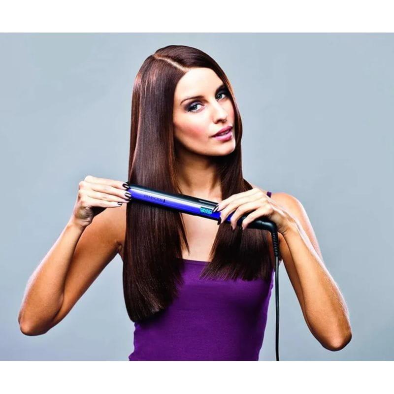 Femme lissant ses cheveux avec le Lisseur de cabelo Remington S7710 Noir