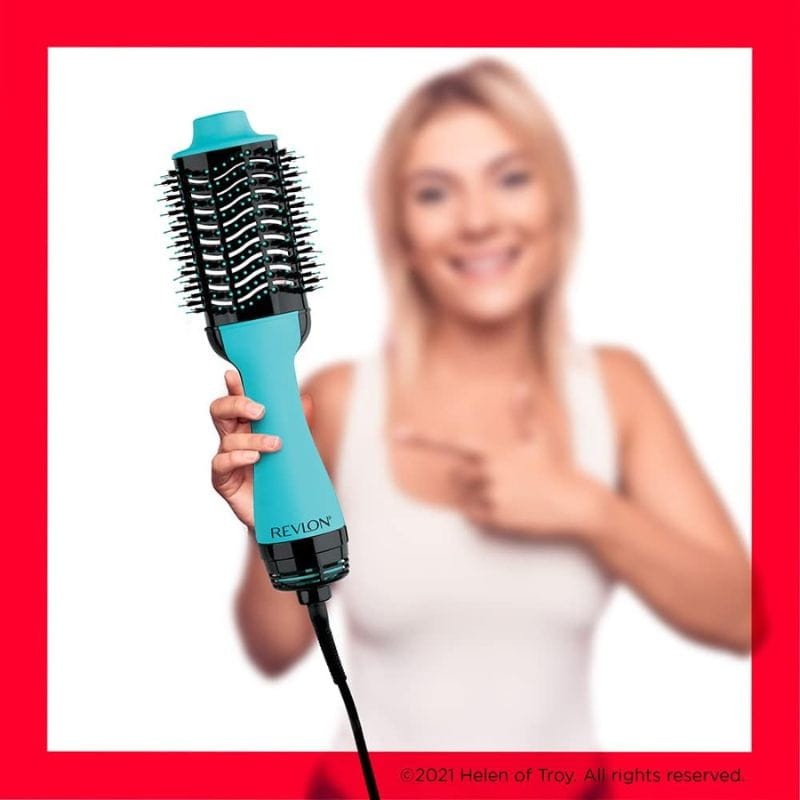 Revlon Hair Dryer and Volumiser One-Step Mint - Imagem de uma escova de ar quente na mão de uma pessoa