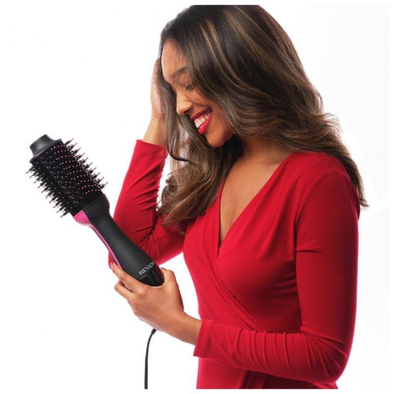 Jeune femme coiffant ses cheveux avec la Brosse à air chaud Revlon RVDR5222E Noir/Rose