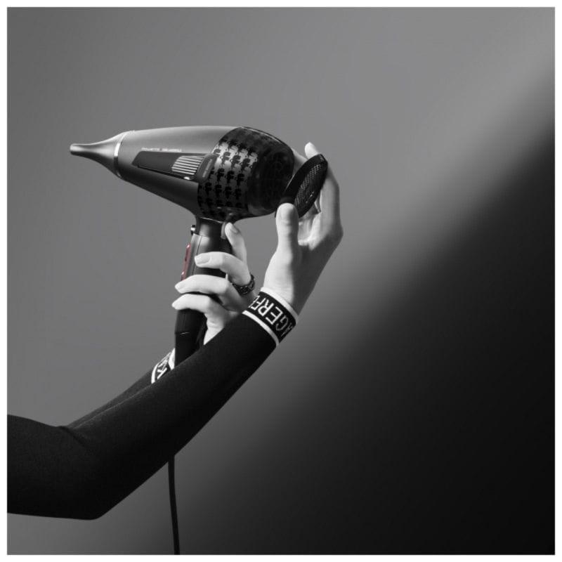 Mulher removendo o filtro de ar do Secador de cabelo Rowenta K/Pro Stylist CV887LF0 2200W Preto