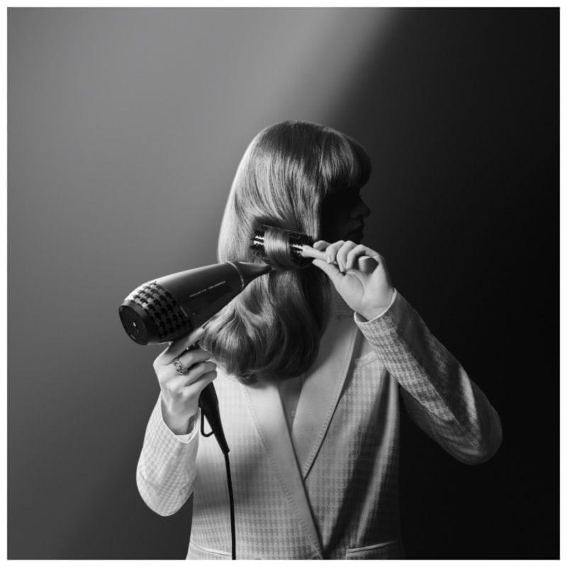 Mulher penteando seu cabelo com o Secador de cabelo Rowenta K/Pro Stylist CV887LF0 2200W Preto