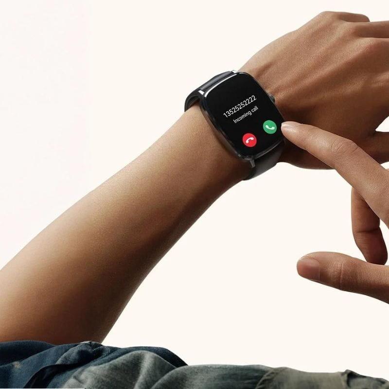 Haylou RS5 Preto - Relógio inteligente no braço de uma pessoa