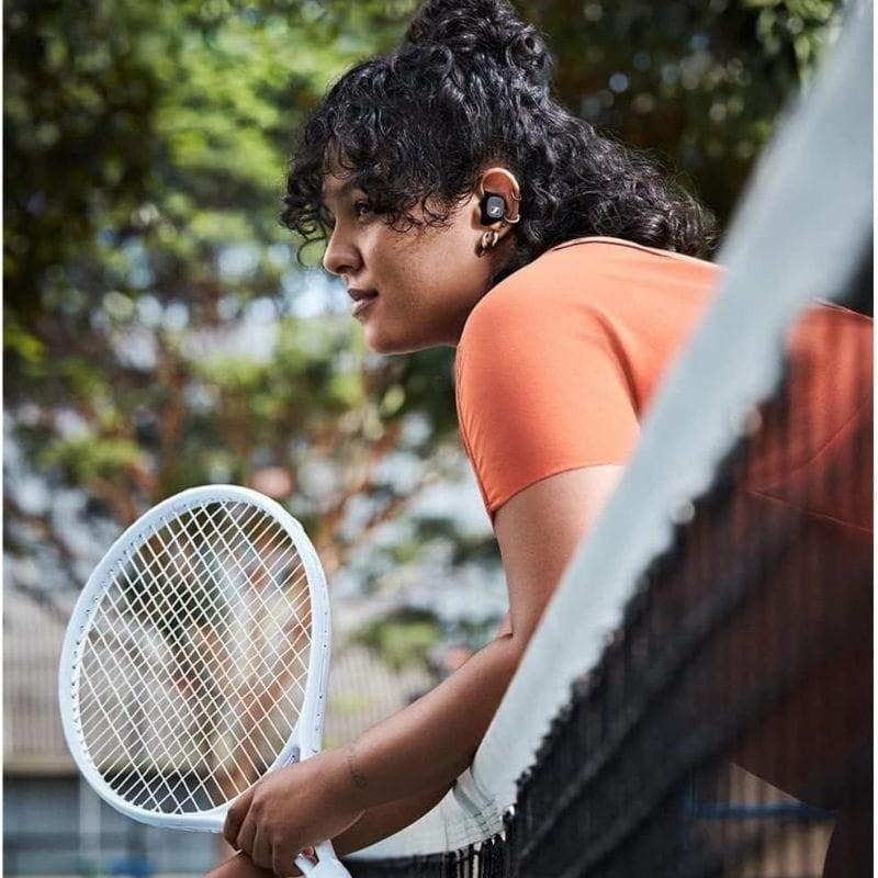 Sennheiser SPORT True Wireless True Wireless Touch IP54 7 mm Black - Casque sans fil image réelle d'un casque sur une fille jouant au tennis