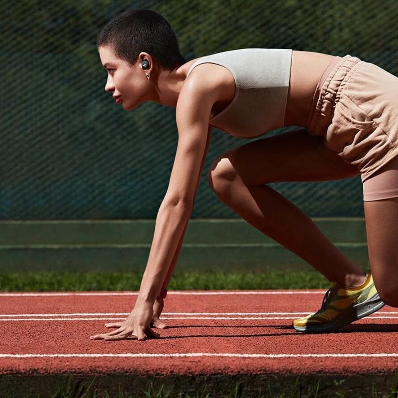 Sennheiser SPORT True Wireless True Wireless Touch IP54 7 mm Black - Casque sans fil image réelle d'un casque sur une fille faisant de l'athlétisme