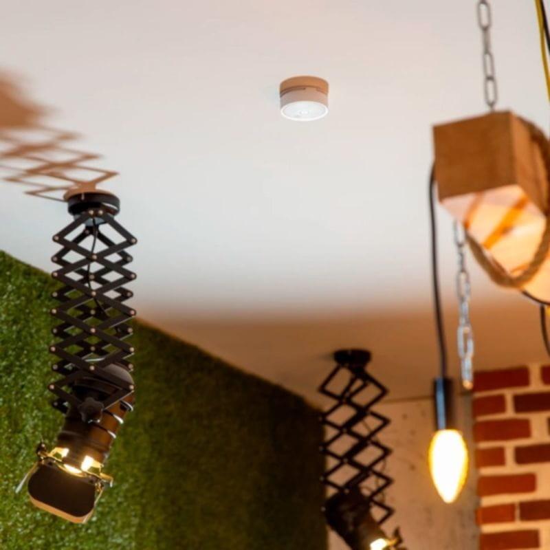 Detector de humo Shelly Plus Smoke sobre el techo