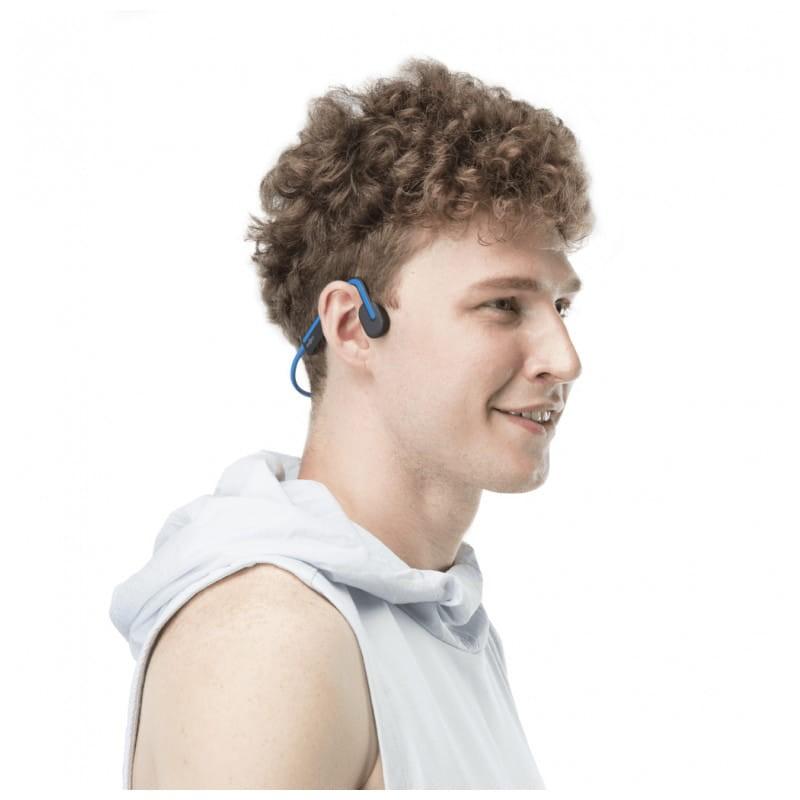 Shokz OpenMove Azul - Auriculares de Conducción Ósea colocados en una persona
