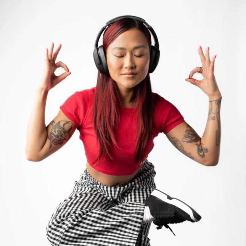 Garota relaxando com os Fones de Ouvido Bluetooth Skullcandy Crusher Evo Bluetooth Preto