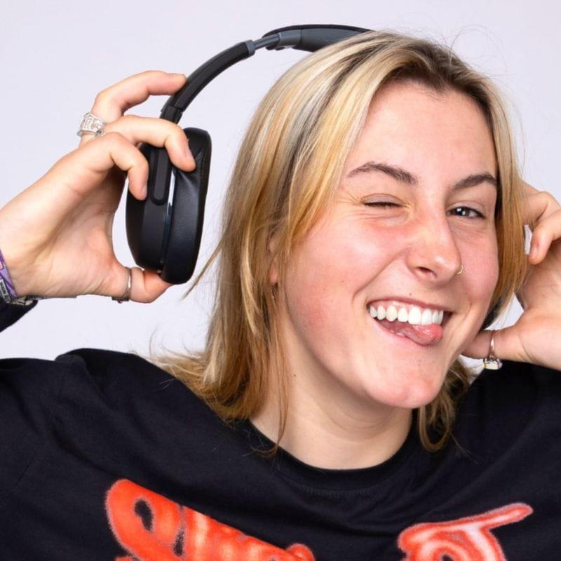 Garota usando os Fones de Ouvido Bluetooth Skullcandy Crusher Evo Bluetooth Preto