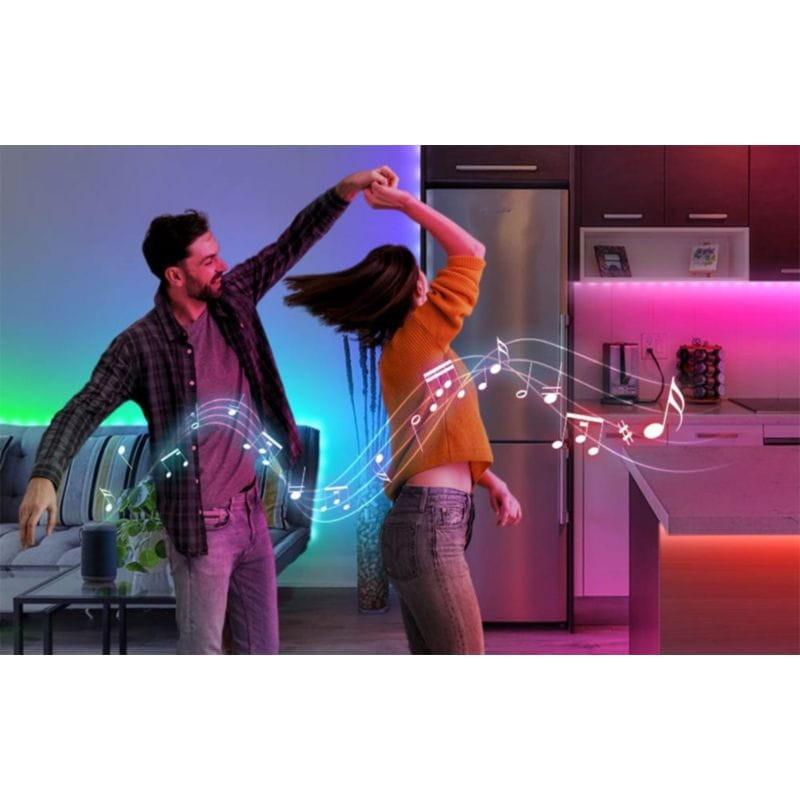 Pareja bailando con la Tira LED Inteligente RGB SONOFF L3 Pro