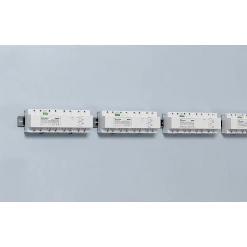 Secuencia de varios Medidor de Potencia Inteligente Sonoff SPM-4Relay sobre la pared