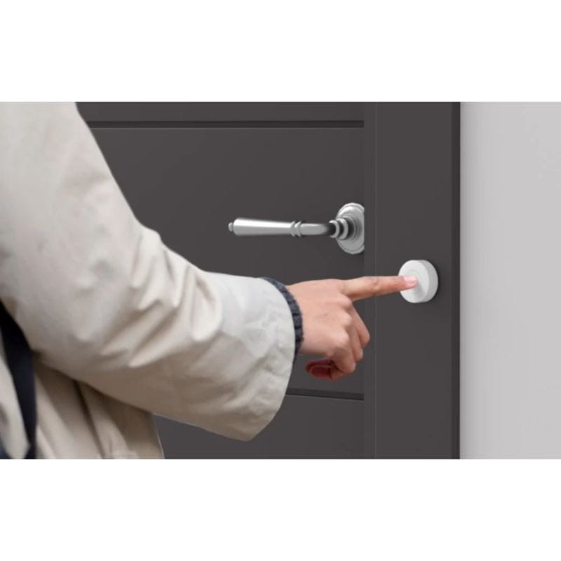 Chico tocando el Interruptor inalámbrico redondo Sonoff SNZB-01