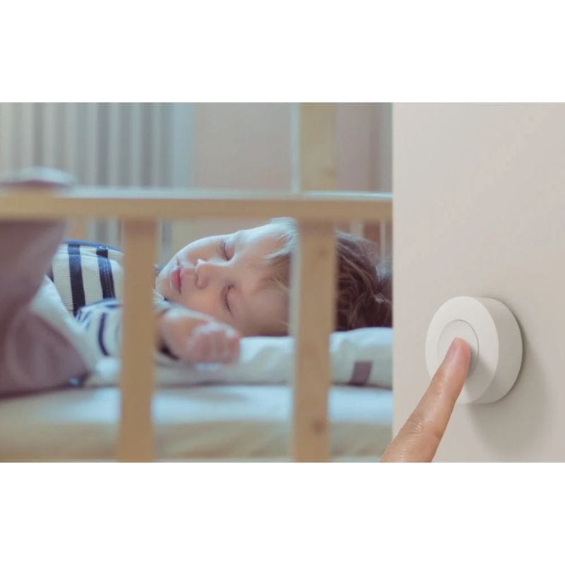 Interruptor inalámbrico redondo Sonoff SNZB-01 en habitación de bebé