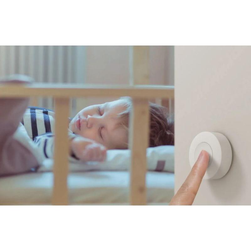 Interruptor inalámbrico redondo Sonoff SNZB-01 en habitación de bebé