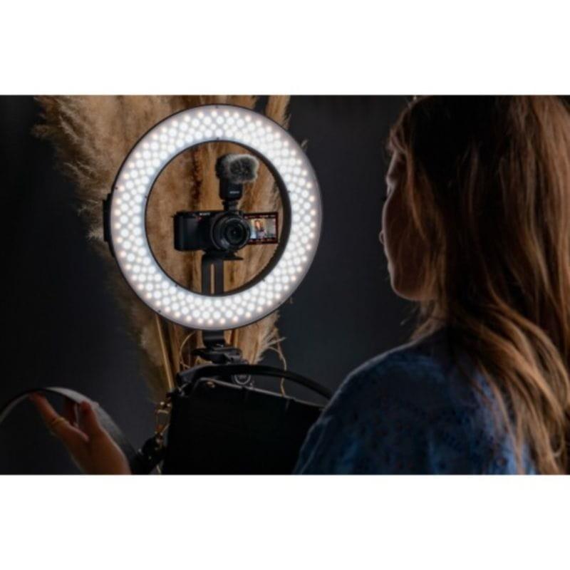 Detalle de la Cámara reflex Sony Alpha ZV-E10L MILC Negro sobre aro de luz