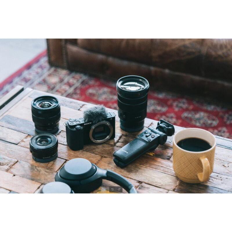 Vista general de la Cámara reflex Sony Alpha ZV-E10L MILC Negro y otros accesorios