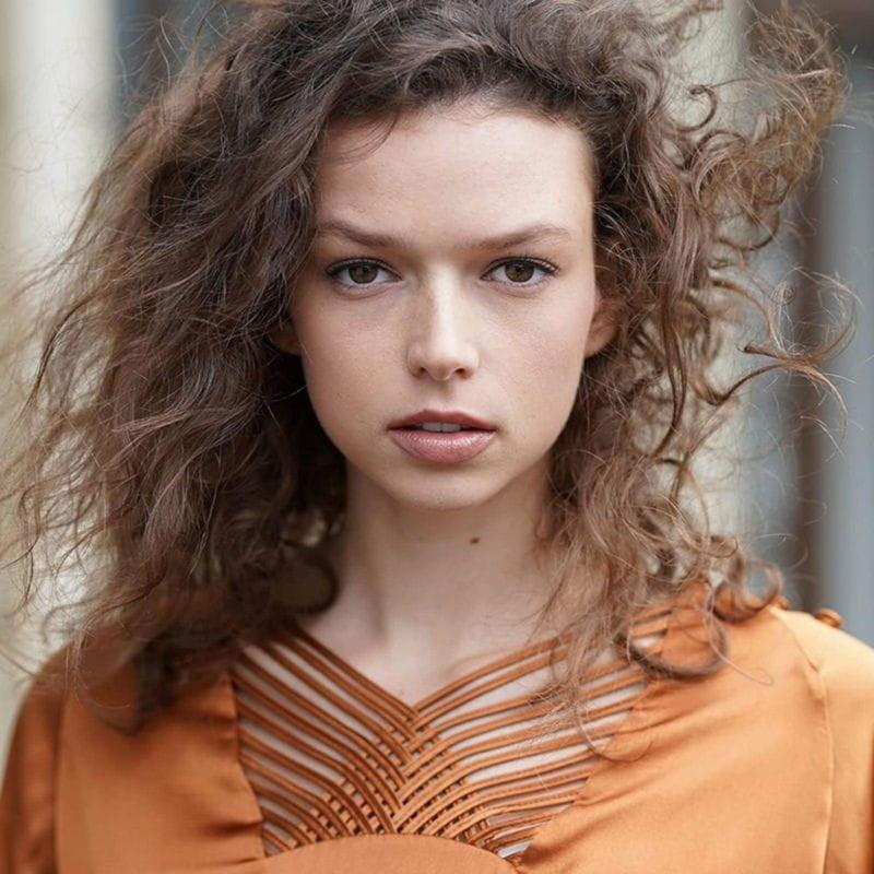 Retrato de una chica con la Cámara reflex Sony Alpha 7 III Cuerpo MILC Negro