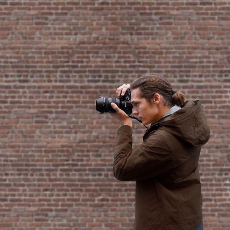 Chico disparando con la Cámara reflex Sony Alpha 7 III Cuerpo MILC Negro