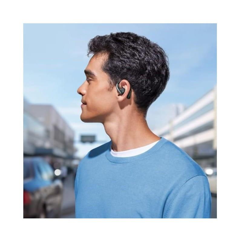 Rapaz de perfil com os Auscultadores Bluetooth Soundcore AeroFit em Preto