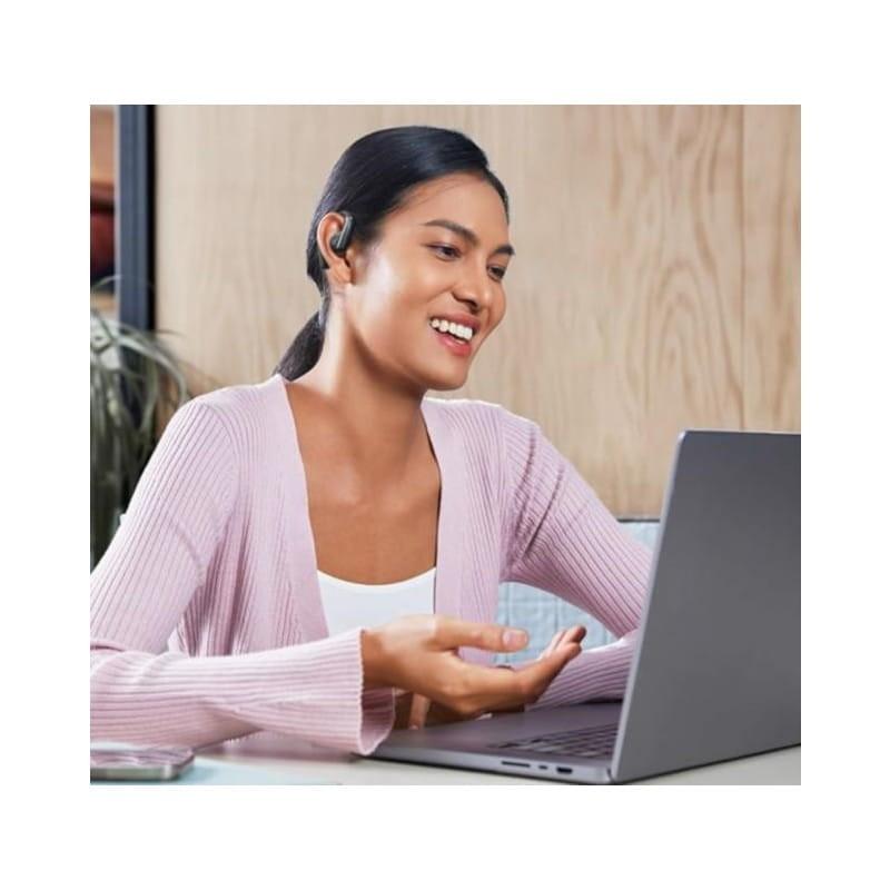 Rapariga a fazer uma videochamada com os Auscultadores Bluetooth Soundcore AeroFit em Preto