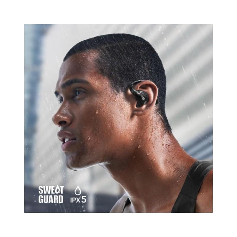 Detalhe de um rapaz a fazer exercício com os Auscultadores Bluetooth Soundcore AeroFit Pro Pretos resistentes ao suor