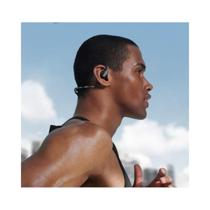 Detalhe de um rapaz a fazer exercício com os Auscultadores Bluetooth Soundcore AeroFit Pro Pretos