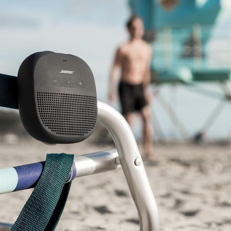 Bose SoundLink Micro Negro - Altavoz Bluetooth imagen real en una tumbona