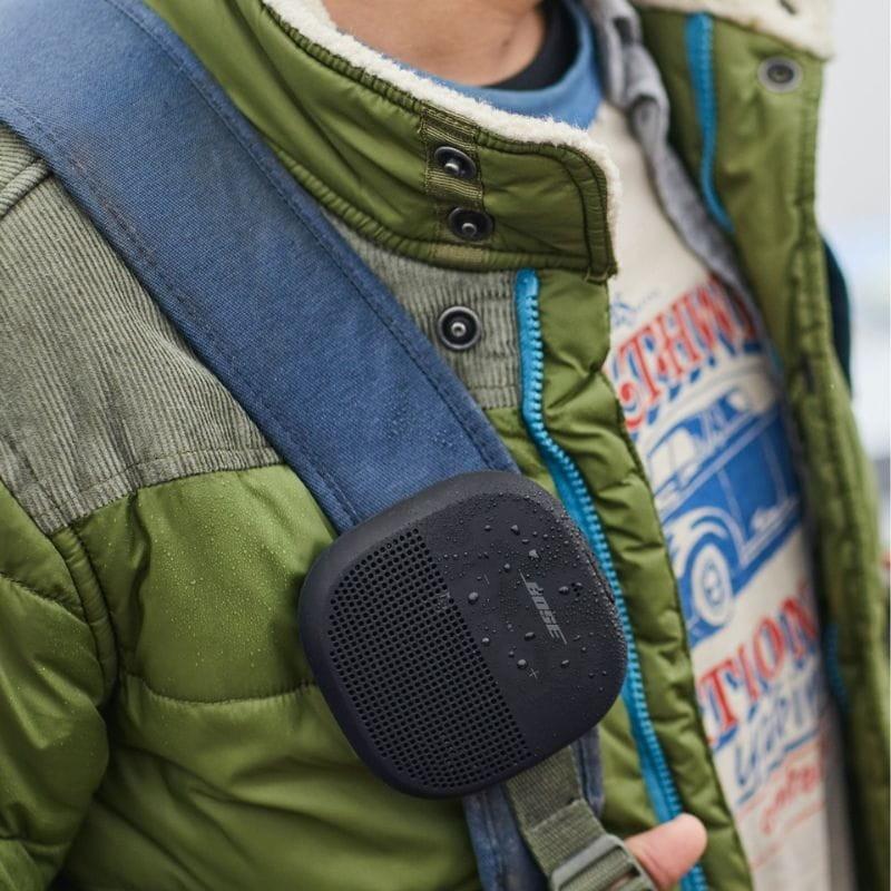 Bose SoundLink Micro Negro - Altavoz Bluetooth imagen real en una mochila