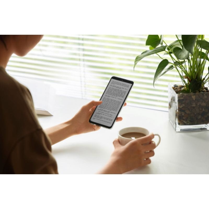 Garota lendo com o TCL 50 PRO NXTPAPER 5G 8GB/512GB Azul Meia-noite