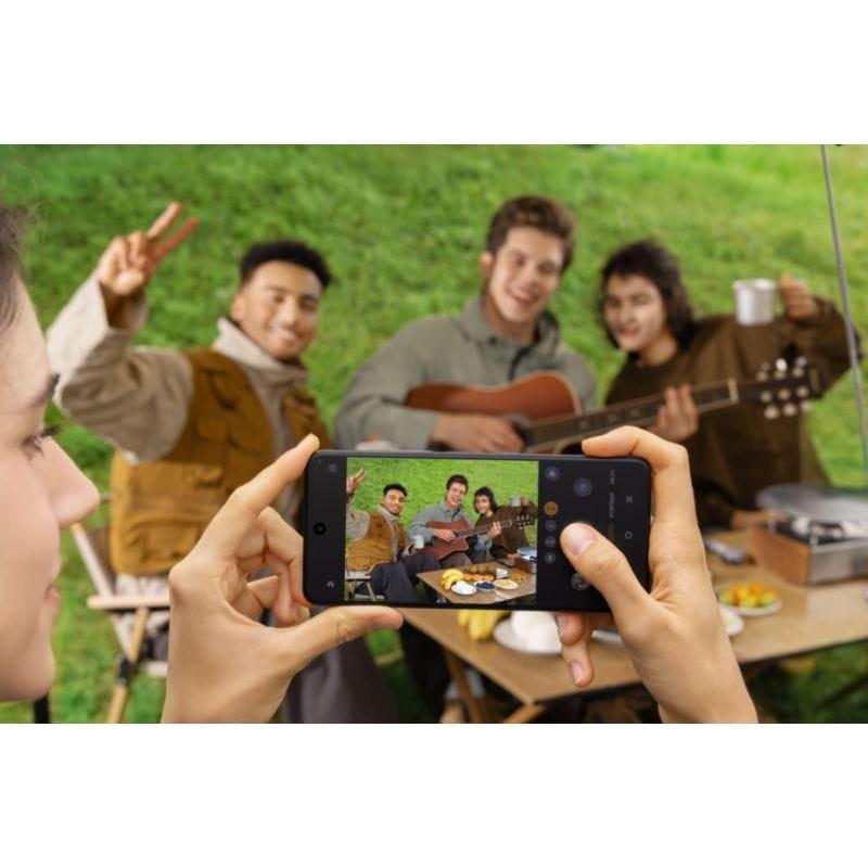 Fotografia de amigos com o TCL 50 PRO NXTPAPER 5G 8GB/512GB Azul Meia-noite