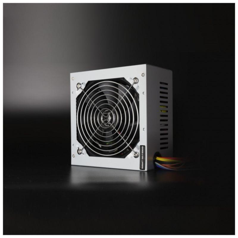 Perspectiva de la Fuente de alimentación TooQ Fonte Ecopower II 500W Plata sobre fondo oscuro