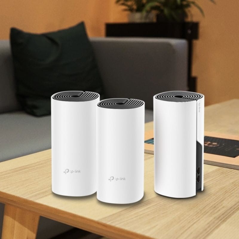 TP-Link Deco M4 Router WiFI Mesh AC1200 (3 Pack) sobre una mesa
