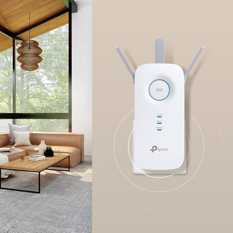 TP-Link RE550 Wi-Fi 5 EasyMesh AC1900 Tres antenas Blanco - Extensor de red imagen enchufado