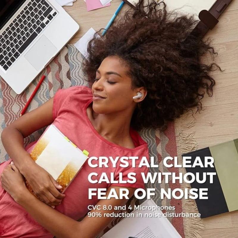 Fille avec les Écouteurs Sans Fil Tribit FlyBuds C1 Blanc