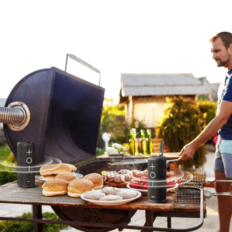 Altavoz inalámbrico Tribit StormBox 2 Negro junto a una barbacoa