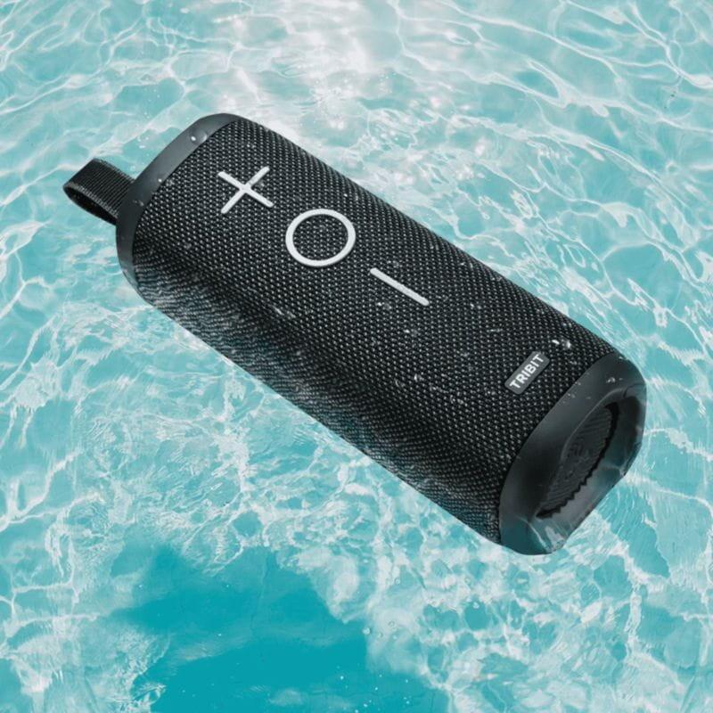 Altavoz inalámbrico Tribit StormBox 2 Negro flotando sobre el agua