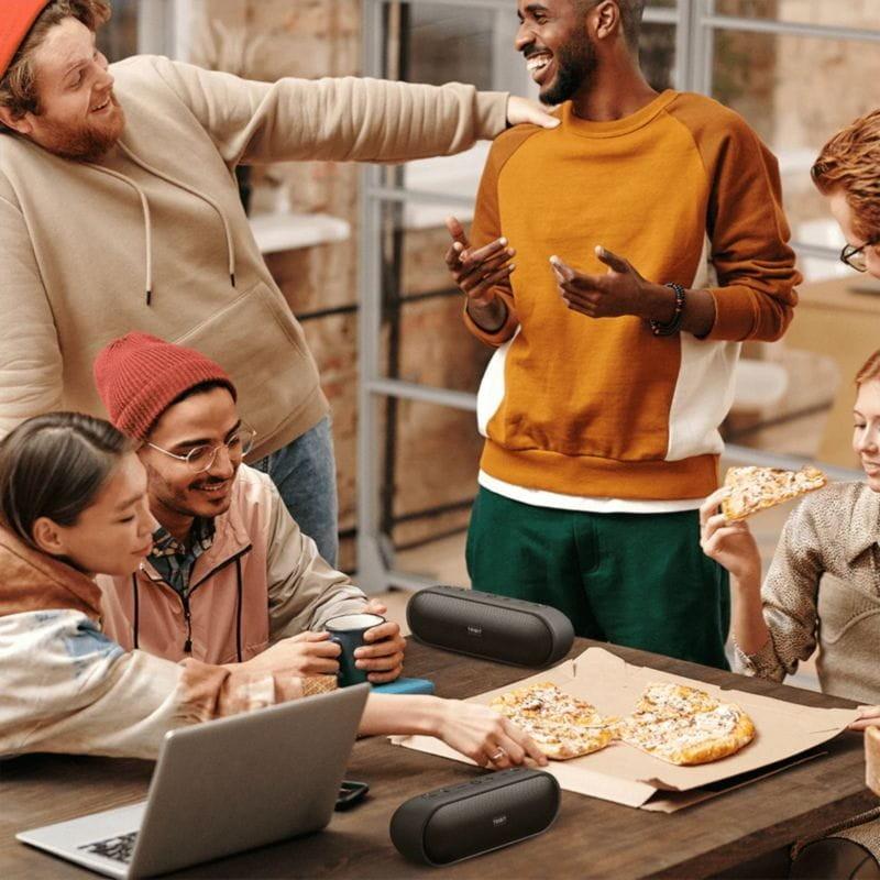 Reunión familiar con el Altavoz Tribit Xsound Plus 2 Negro