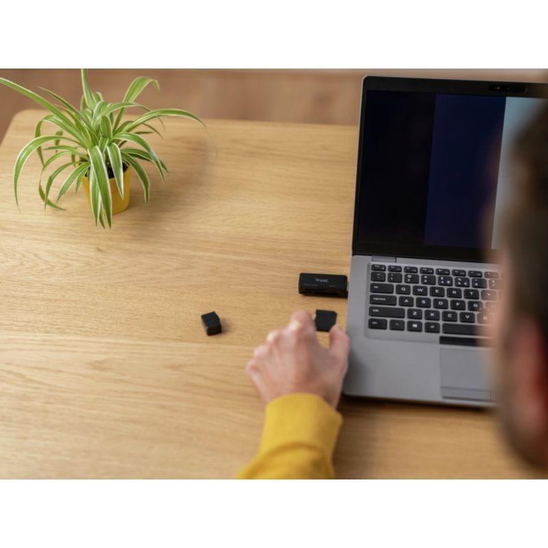 Lector de tarjeta Trust NANGA USB 3.2 Gen 1 Type-A Negro conectado a un ordenador