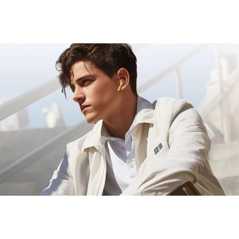 Garçon avec les écouteurs TWS Transformers TF-T23 en couleur Jaune