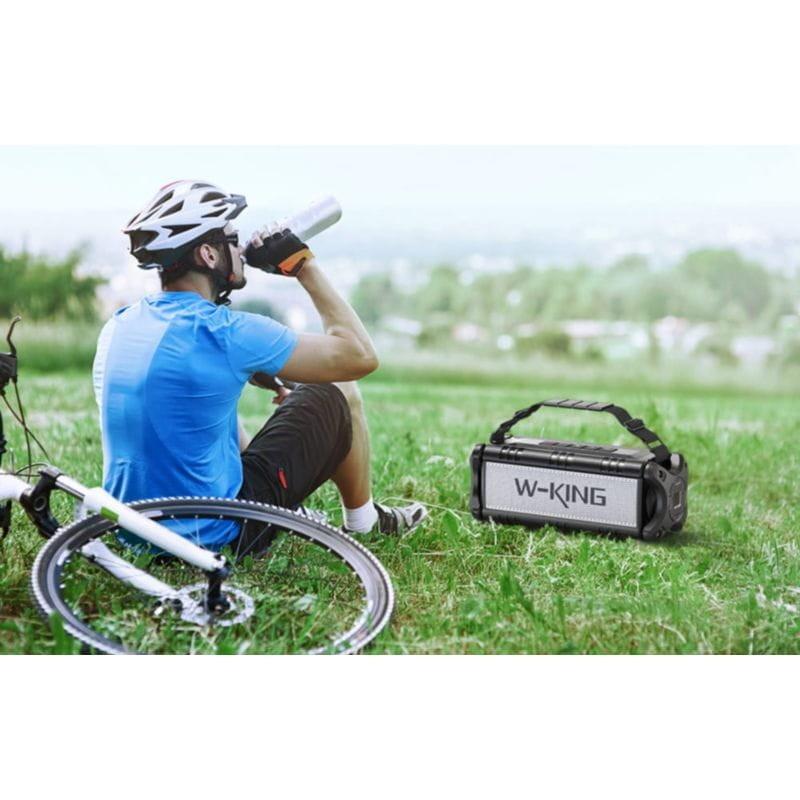 Cycliste écoutant de la musique avec l'Enceinte W-KING D8 Noir