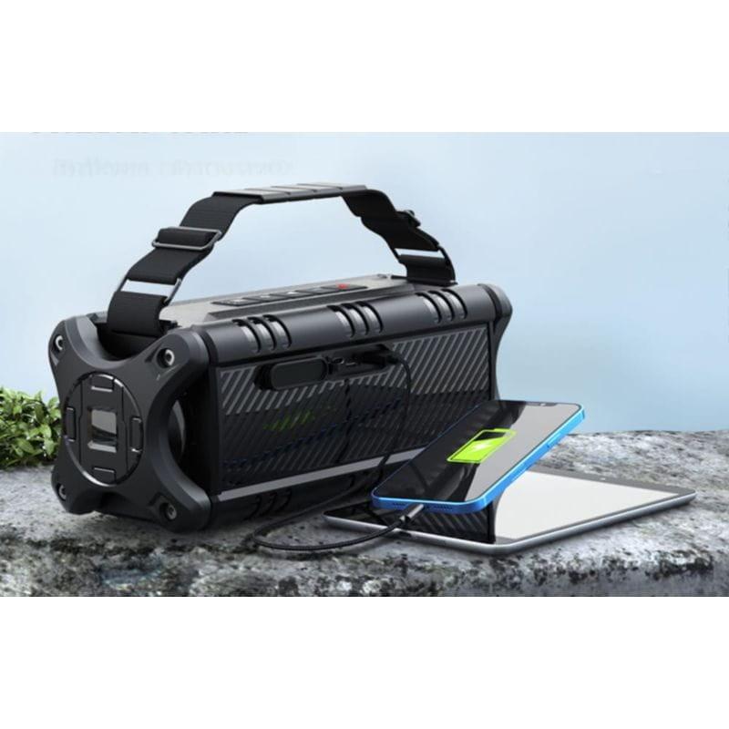 Enceinte W-KING D8 Noir en train de charger un smartphone