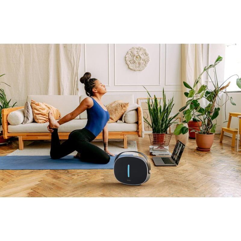 Garota se exercitando ao lado da Coluna Bluetooth W-KING T8 30W Preto