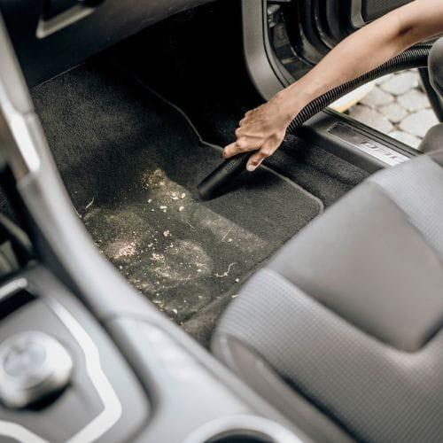 KARCHER WD1 Amarillo - Aspirador Seco/Húmedo imagen real aspirando el coche