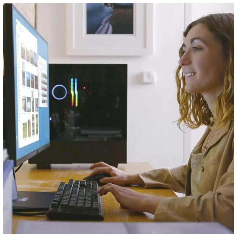 Chica frente al ordenador con el disco duro SSD Western Digital Blue SN580 M2.2 1 TB PCIe 4.0 NVMe