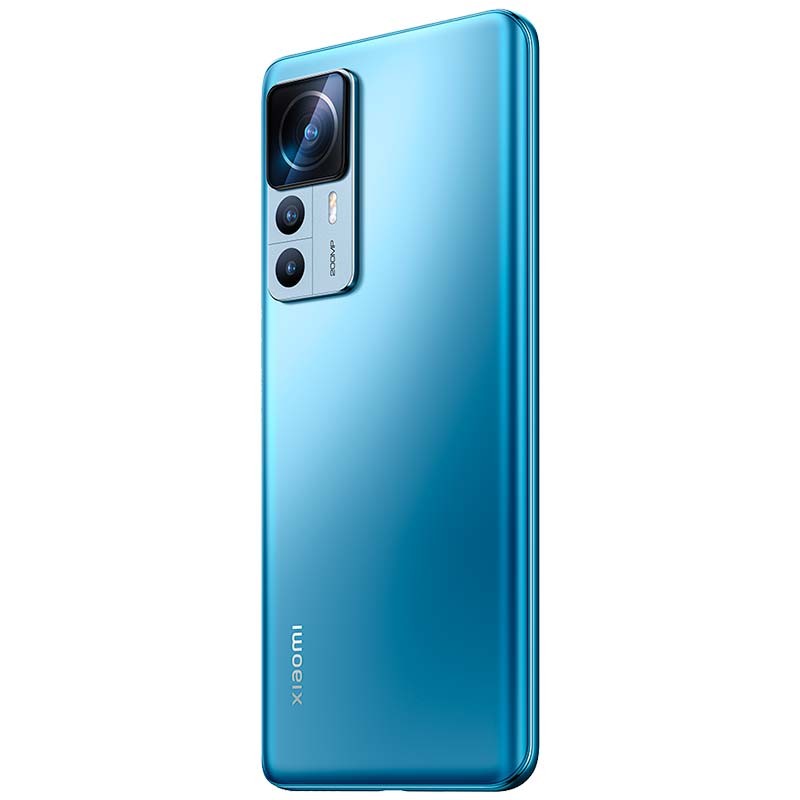 Xiaomi 12T Pro azul con trasera lisa y brillo metálico, triple cámara trasera destacada con gran lente principal y dos sensores, logo Xiaomi inferior