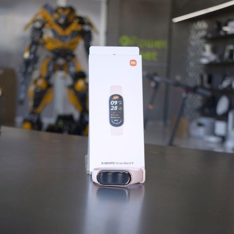 Foto real frontal con su caja de la Xiaomi Mi Smart Band 9 Rosa - Pulsera de Actividad