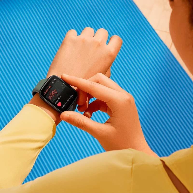 Relógio inteligente com foto real Xiaomi Redmi Watch 3 Active Black colocado no pulso