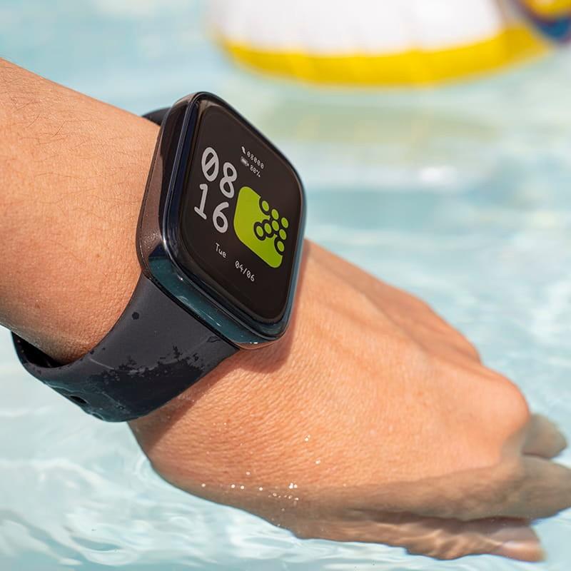 Relógio inteligente Xiaomi Redmi Watch 3 Active Vista lateral preta colocada no pulso