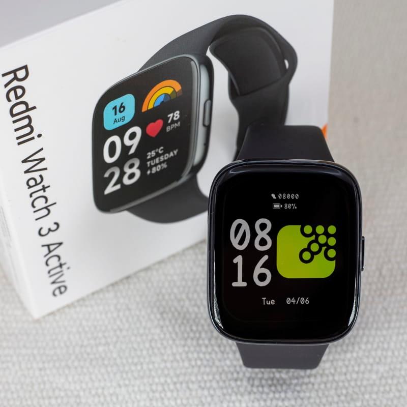 Relógio inteligente Xiaomi Redmi Watch 3 Active Black vista frontal ao lado de sua caixa