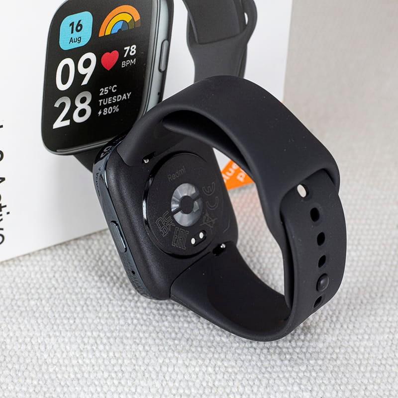 Relógio inteligente Xiaomi Redmi Watch 3 Active Black retrovisor ao lado de sua caixa