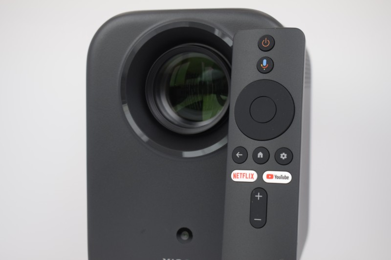 Vraie photo détaillée de la télécommande du Xiaomi Smart Projector L1 FHD 2GB/16GB Google TV - Projecteur